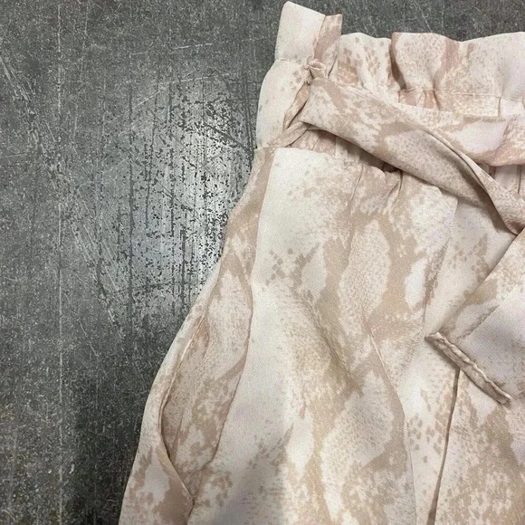 Altar’d State Snake Skin Print High Waisted Paperbag Shorts Beige/White Womens S - Picture 4 of 7